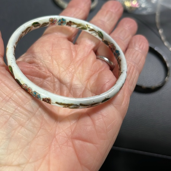 Beautiful white bangle bracelet. - Picture 3 of 5